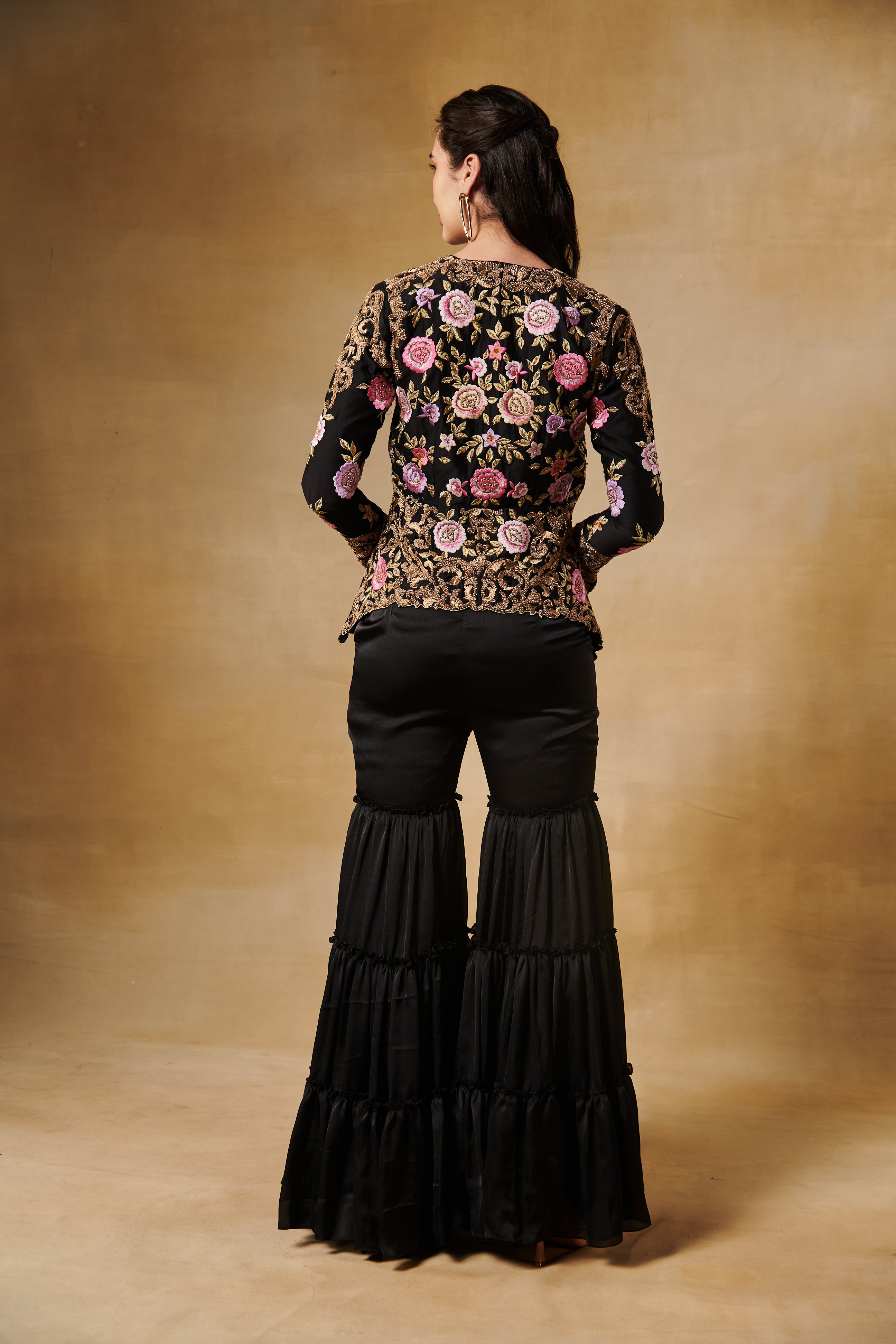 Black multithreaded jacket set.