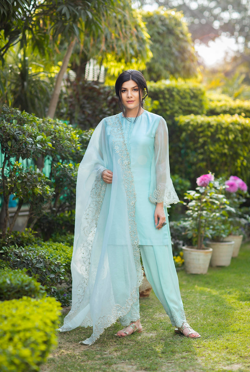 Fashion Hacks to Style Kurtis for A Stunning Party Look