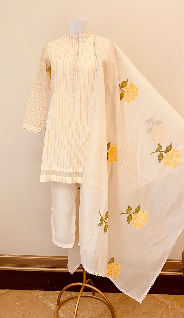 White Short Kurta with floral motifs Dupatta